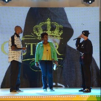 MV Bill e Nega Gizza recebem Gutierrez no palco