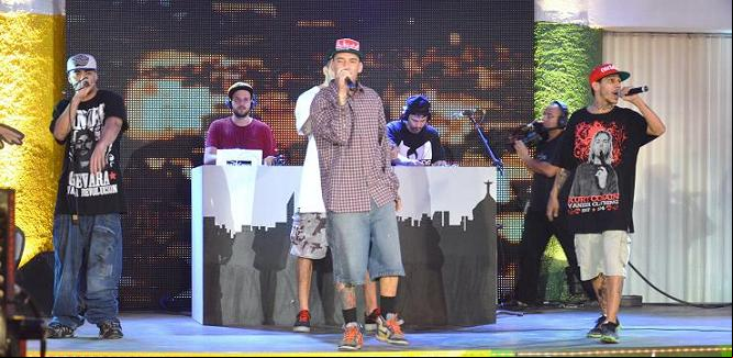 Cartel MCs no palco do Aglomerado