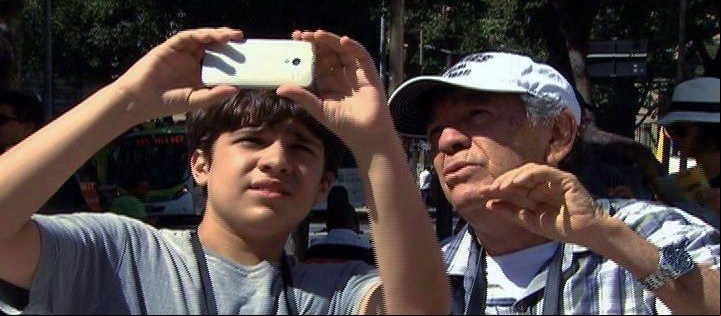 O fotógrafo Evandro Teixeira e o jovem Victor Emanuel aceitaram o desafio de trocar equipamentos e fotografar a Cinelândia