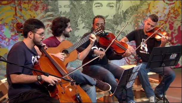 O coletivo Concerto de Rua se apresenta no estúdio do programa