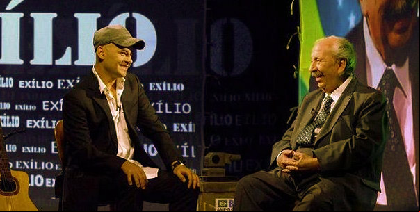 O ex-ministro Almino Affonso (dir.) e seu filho, o músico Sérgio Britto, relembram os tempos de exílio no Chile. Foto: Giselle Julião