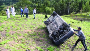 Alberto sofre um grave acidente de carro