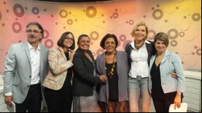 Leda Nagle posa entre os convidados do programa