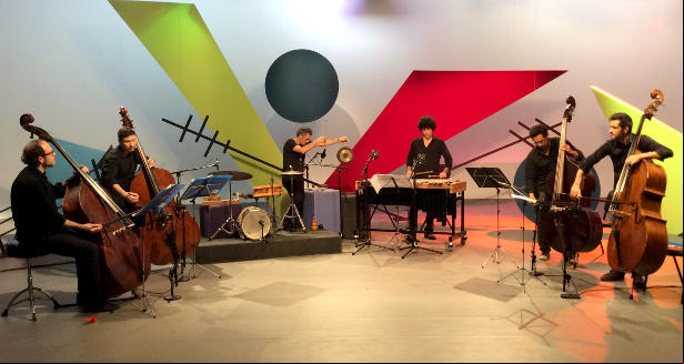 Na abertura da terceira temporada, a apresentadora Sofia Ceccato recebe o grupo Fábrica Orquestra, formado por quatro contrabaixistas e dois percussionistas.