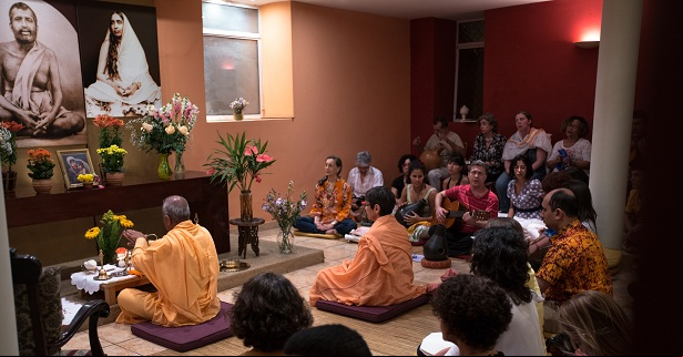 Oração no templo Ramakrishna Vedanta, Rio de Janeiro. Foto: Luisina López Ferrari.