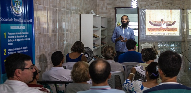 O Coordenador Regional Luis Paulino Ramos e Lima dá uma palestra sobre a Tradição dos Mistérios – Campina Grande (PB). Foto: Luisina López Ferrari.